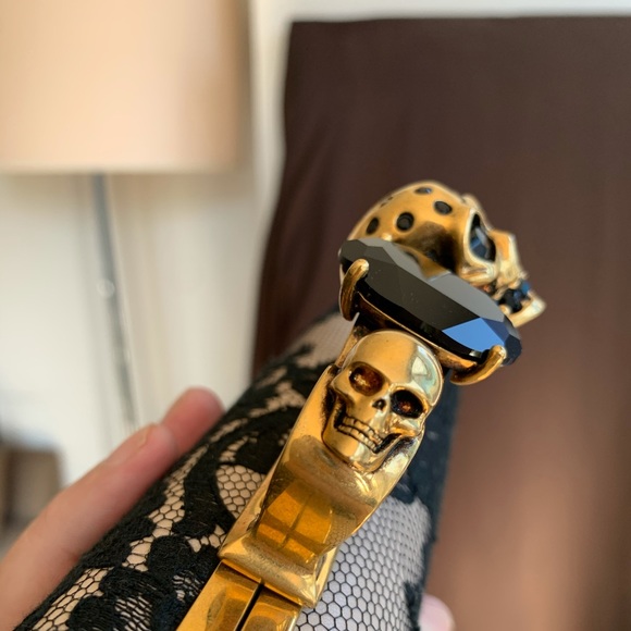 Clutch with knuckles handle & lace - Picture 6 of 7